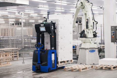 Робот-погрузчик Global AGV L14 на производственном участке