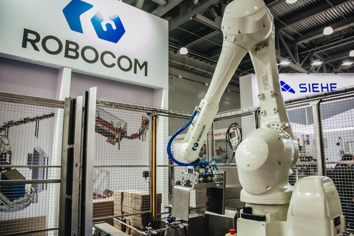 Компактный роботизированный комплекс для укладки готовой продукции на палеты